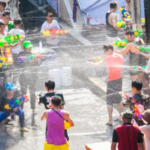 Tailandia  cada año, del 13 al 15 de abril, Celebran el Año Nuevo tailandés durante tres días consecutivos.